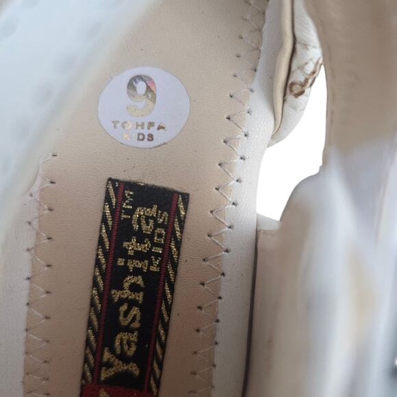 Elegant Quilted White Flats With Gold Accents And A Rhinestone Bow Girls Size 9 - Picture 4 of 7